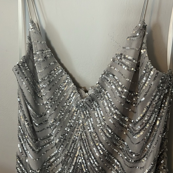 Silver sequins gown - Picture 10 of 13